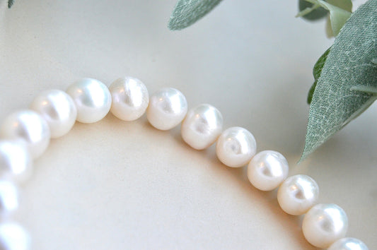 Perlearmbånd – tidløs eleganse og feminin visdom