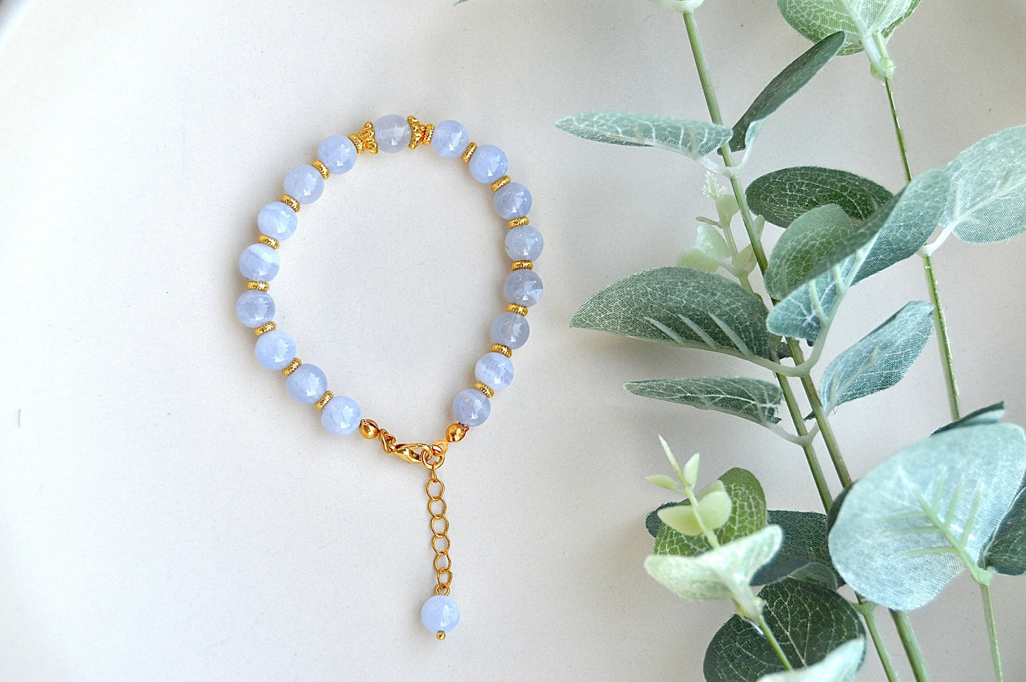 Kalsedon armbånd – indre fred, ro og klar kommunikasjon