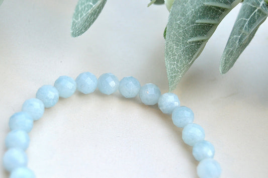 Akvamarin armbånd med fasettslipte steiner – ro, klarhet og kommunikasjon