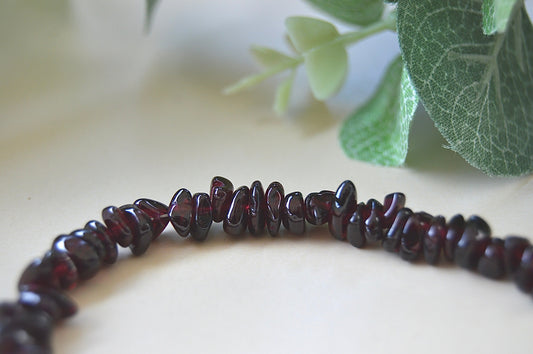 Granat chips armbånd – indre styrke og lidenskap