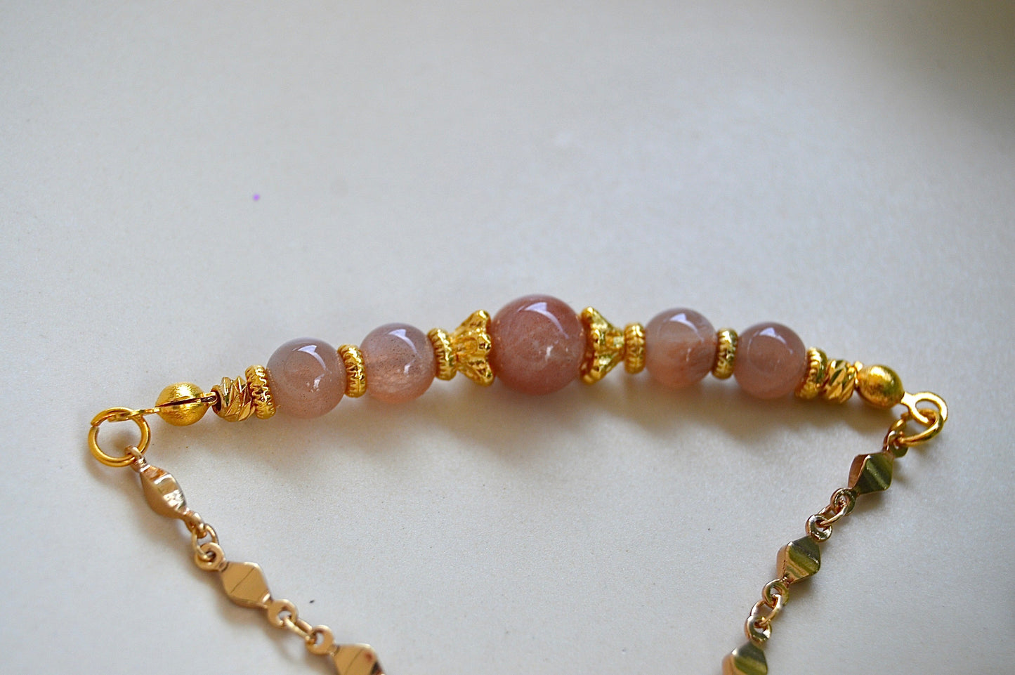 Solstein armbånd med gullbelagte detaljer – energi, glede og positivitet