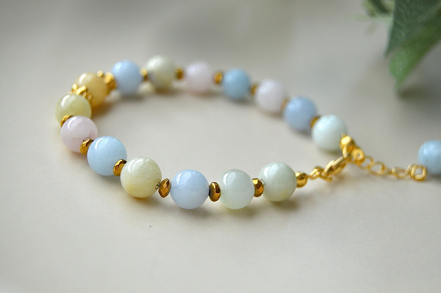 Morganitt armbånd med gullbelagte detaljer – kjærlighet, balanse og indre fred