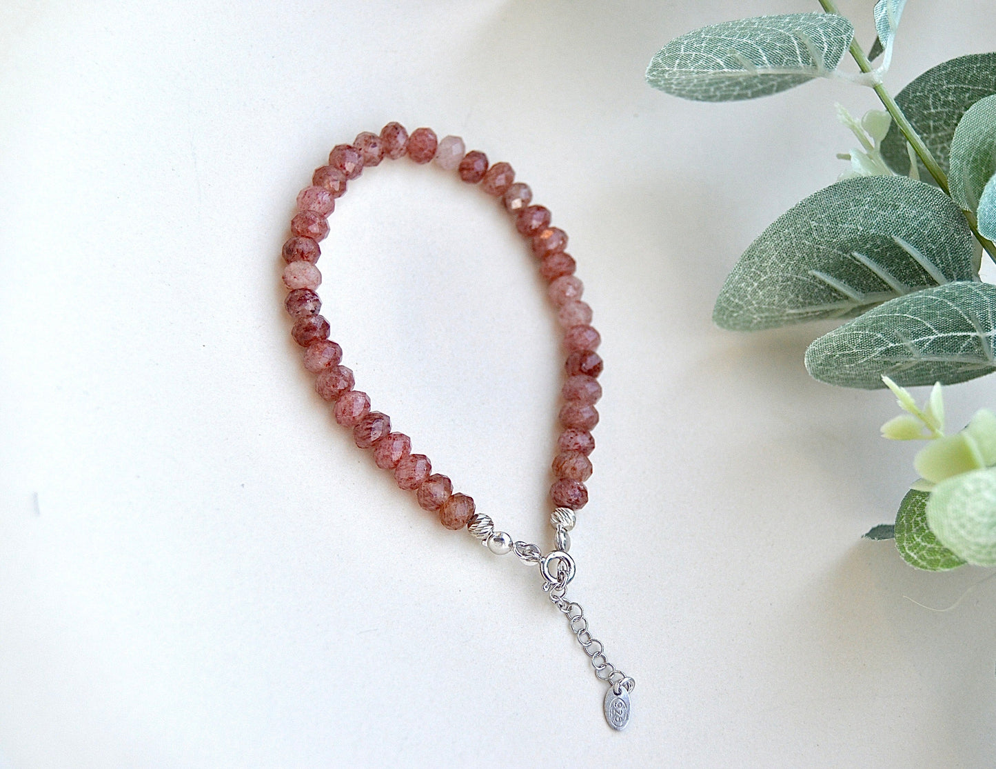 Jordbærkvarts armbånd med sølvdetaljer – kjærlighet, glede og indre ro