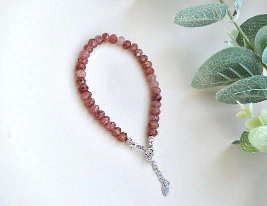 Jordbærkvarts armbånd med sølvdetaljer – kjærlighet, glede og indre ro