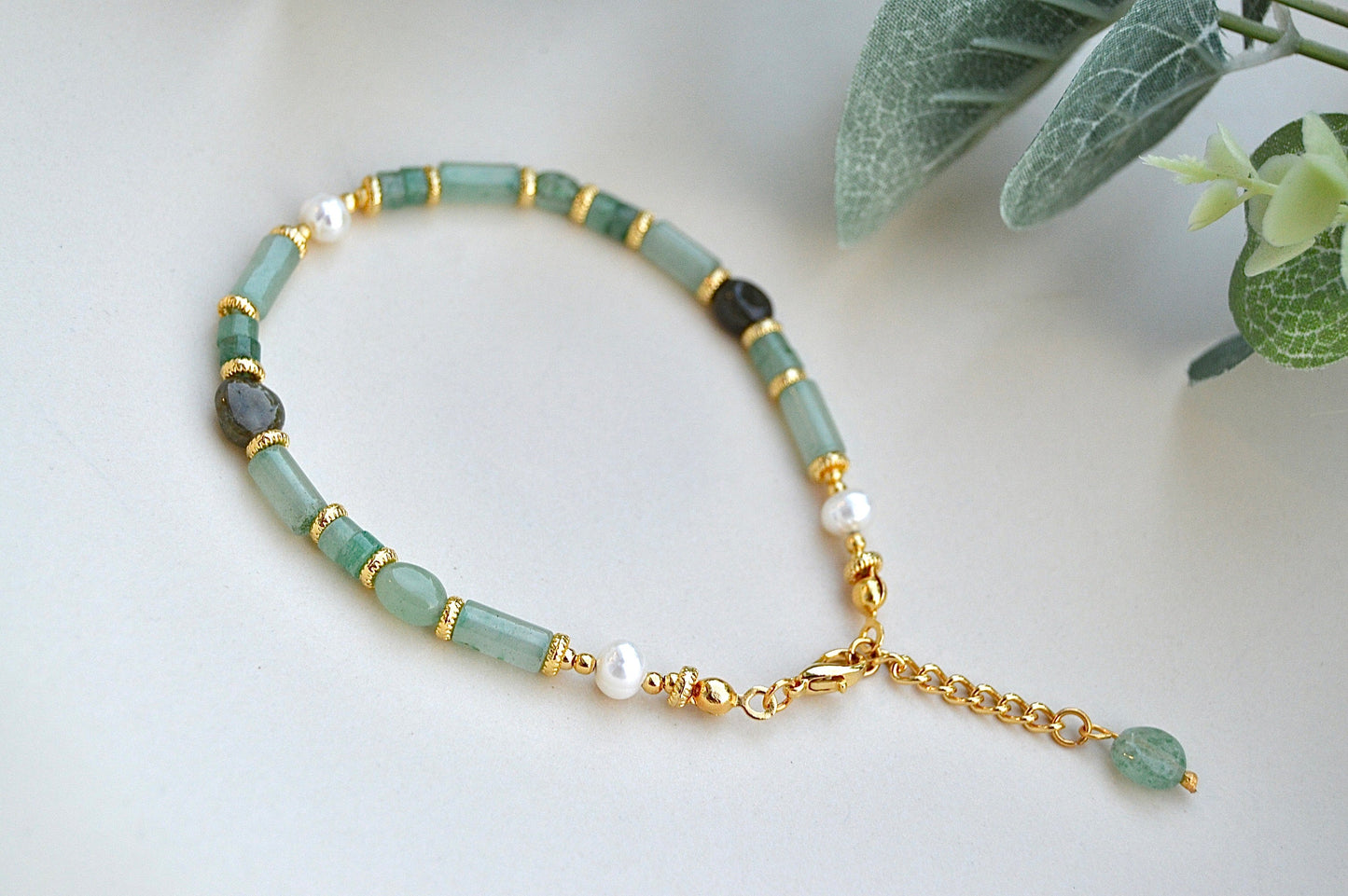 Aventurin, grønn rutilkvarts og perle armbånd – mot, klarhet og feminin ro