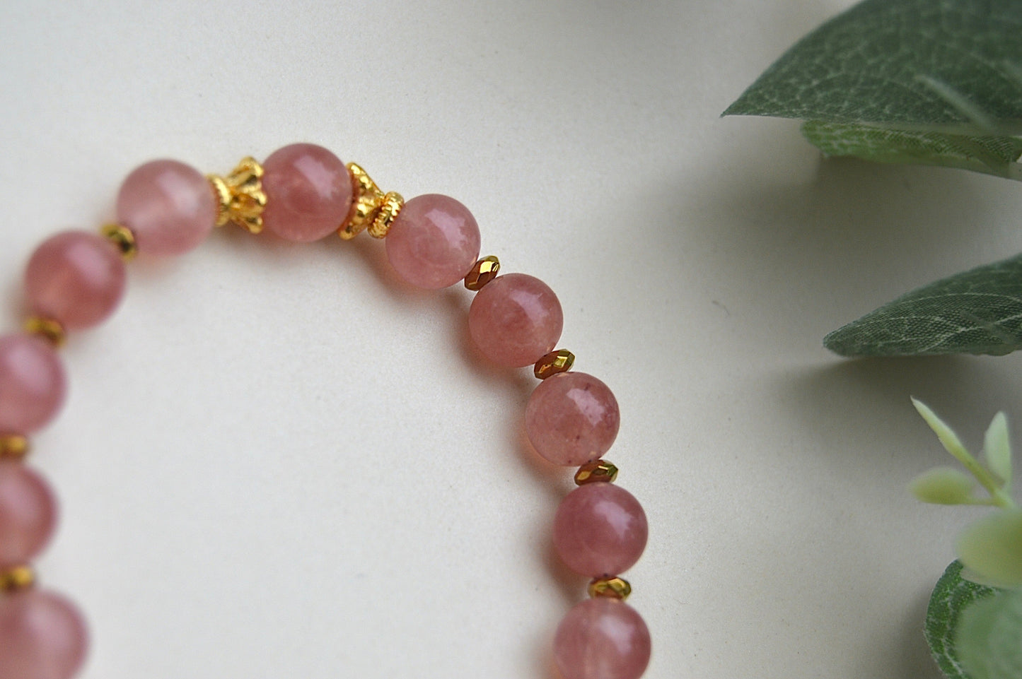 Jordbærkvarts armbånd med gullbelagte detaljer – kjærlighet, harmoni og feminin kraft