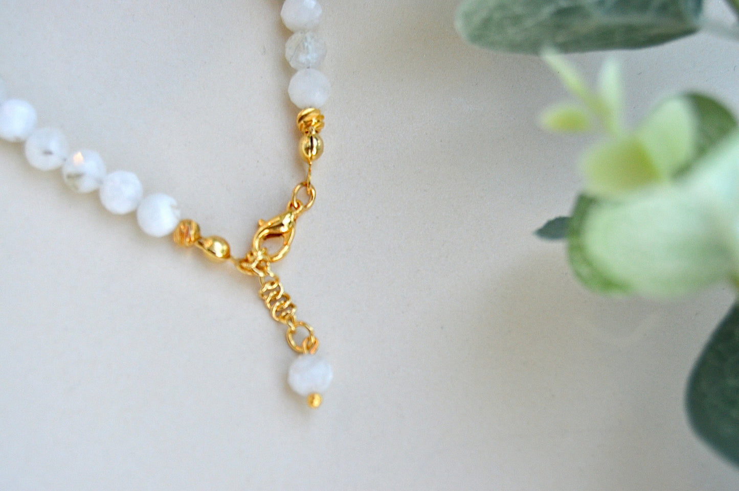 Månestein og ametyst armbånd med gullbelagte detaljer – beroligende, balanserende og elegant