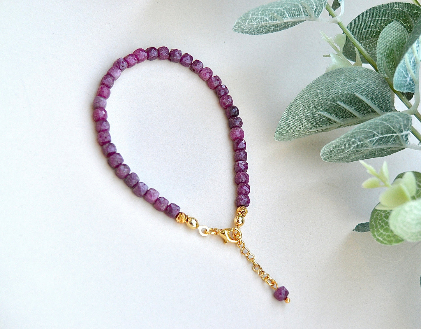 Rubin armbånd med gullbelagte detaljer – kjærlighet, styrke og lidenskap