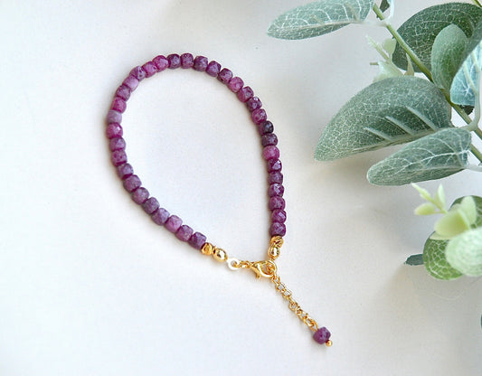 Rubin armbånd med gullbelagte detaljer – kjærlighet, styrke og lidenskap