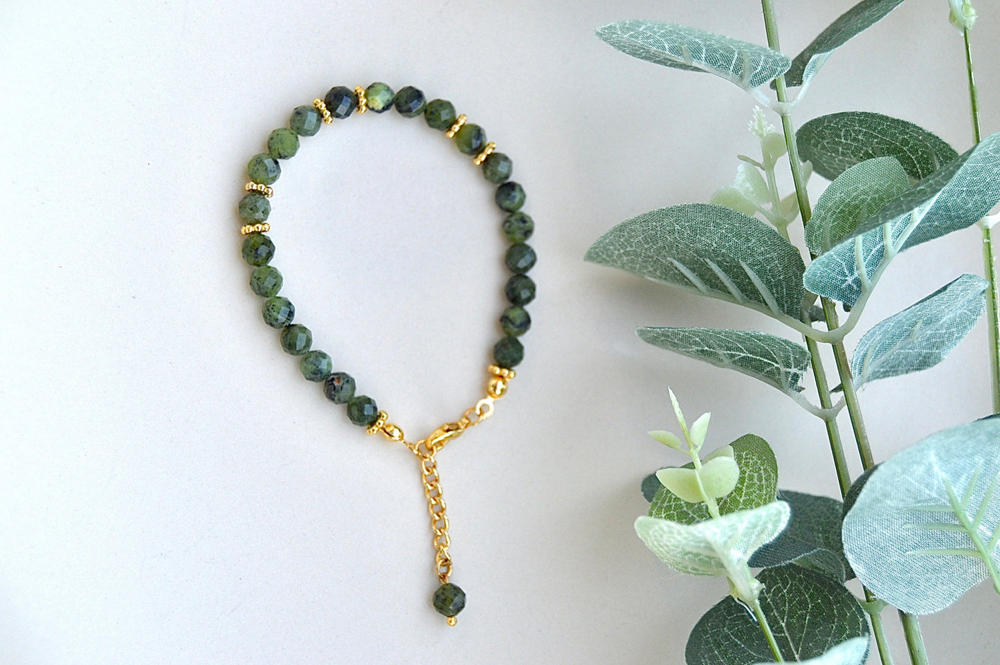 Jade armbånd med gullbelagte detaljer – ro, balanse og positiv energi
