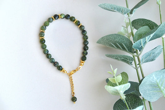 Jade armbånd med gullbelagte detaljer – ro, balanse og positiv energi
