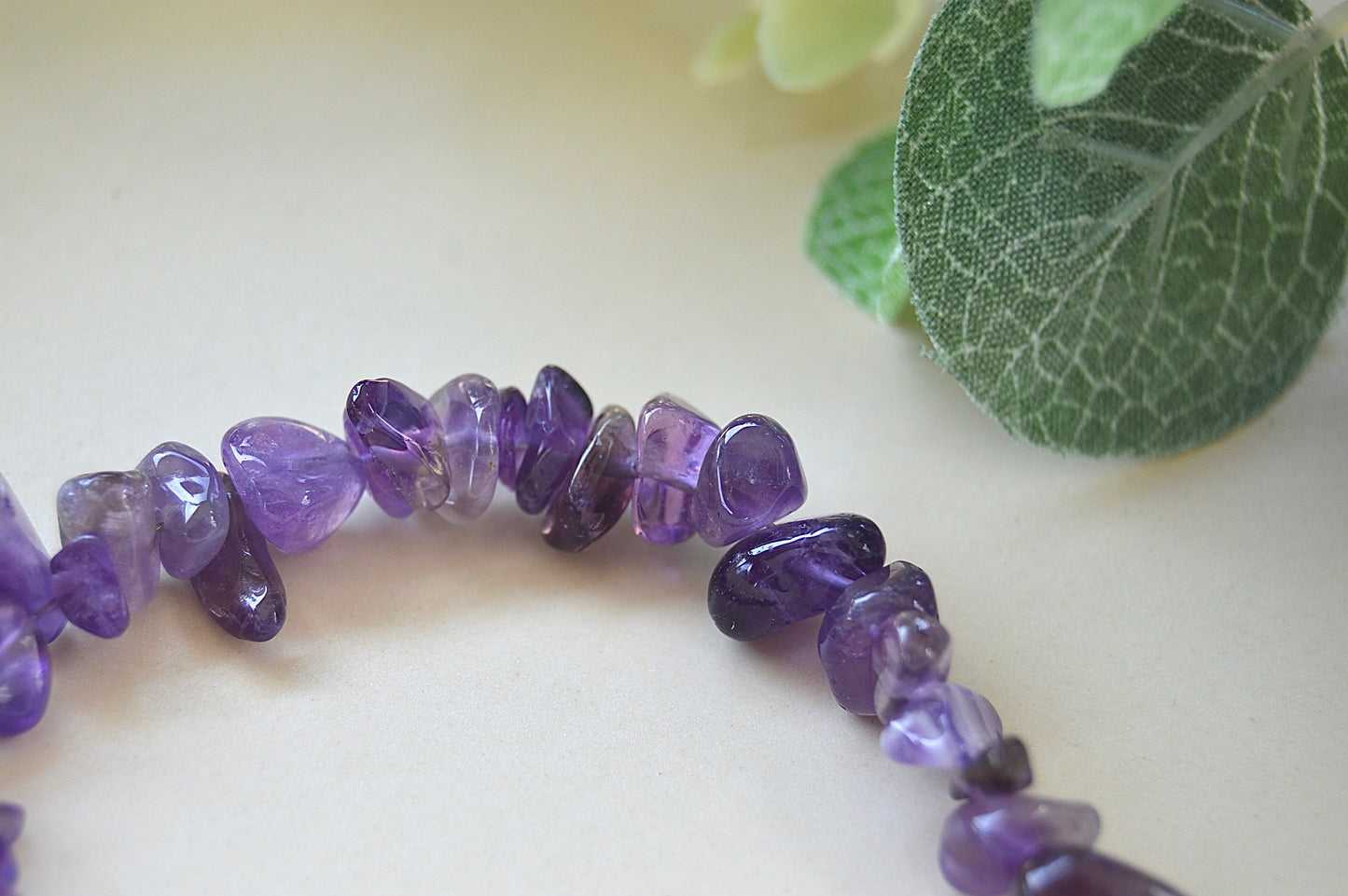 Ametyst chips armbånd – ro, balanse og spirituell klarhet