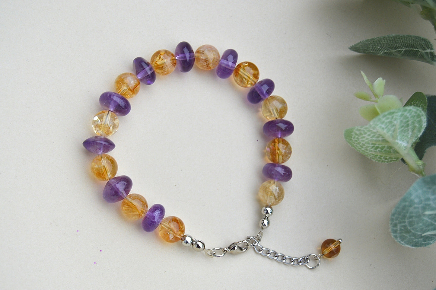 Ametyst og sitrin armbånd – ro, glede og styrke i balanse