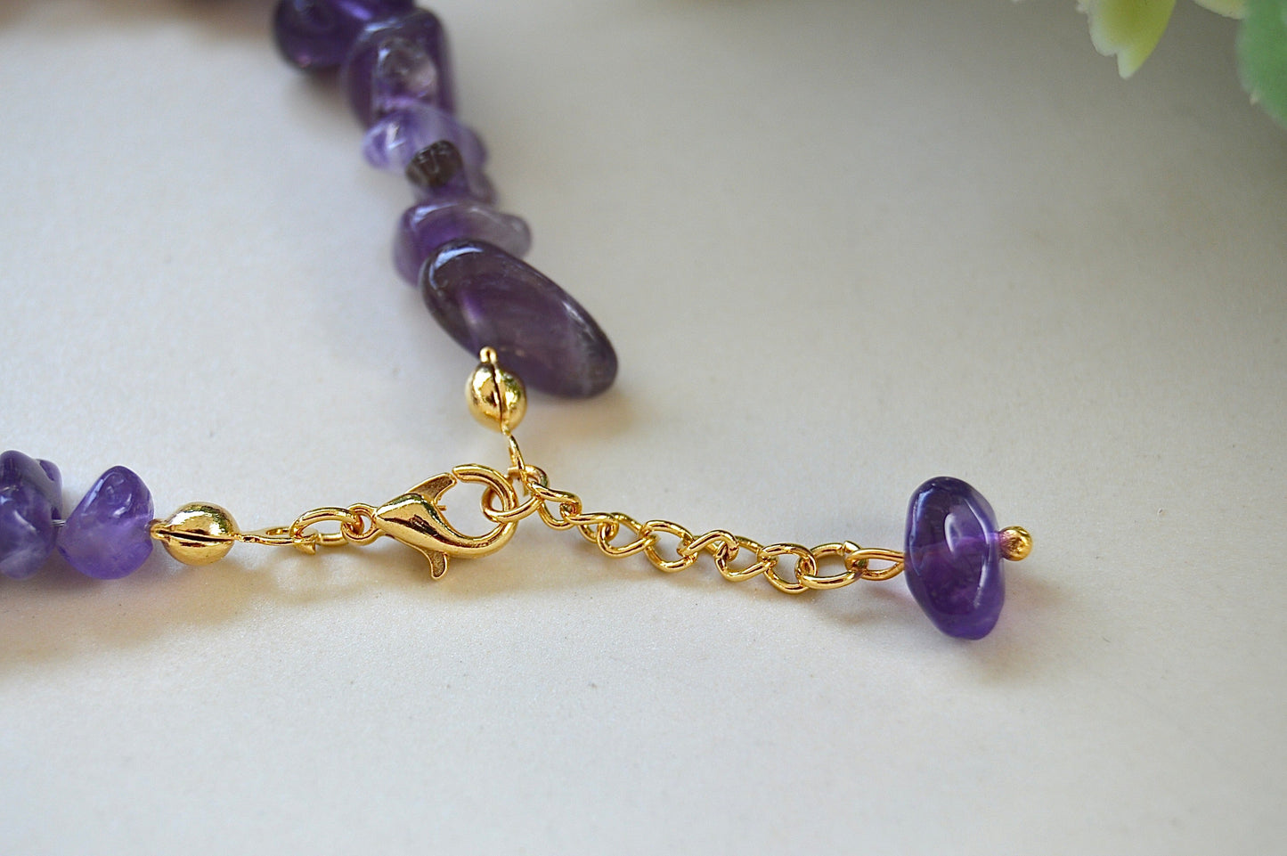 Ametyst chips armbånd – ro, balanse og spirituell klarhet