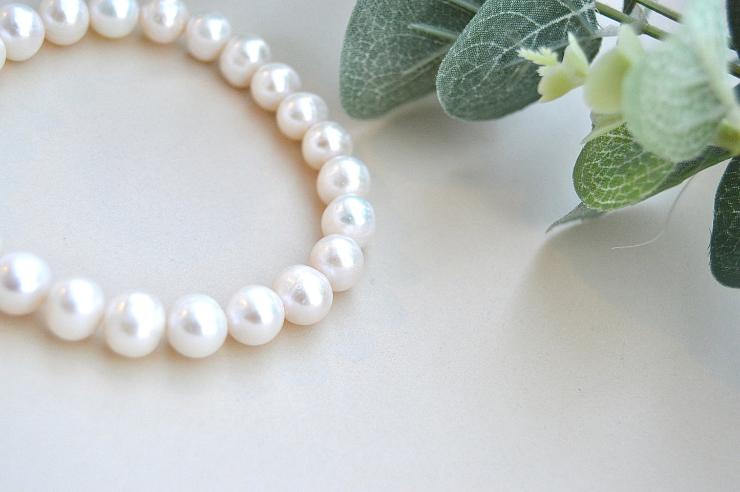 Perlearmbånd – tidløs eleganse og feminin visdom