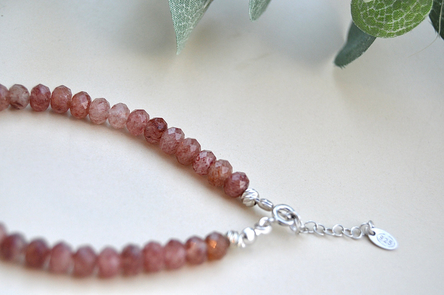 Jordbærkvarts armbånd med sølvdetaljer – kjærlighet, glede og indre ro