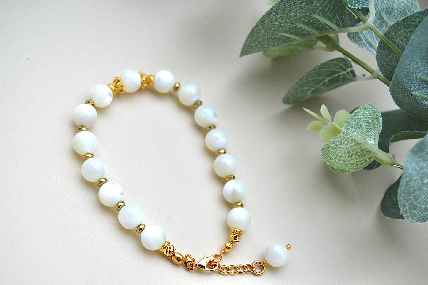 Perlemor armbånd med gullbelagte detaljer – femininitet, ro og harmoni