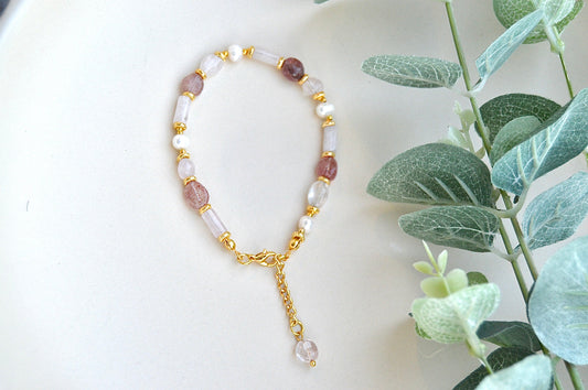 Rosenkvarts, jordbærkvarts og perle armbånd – kjærlighet, indre ro og feminin styrke