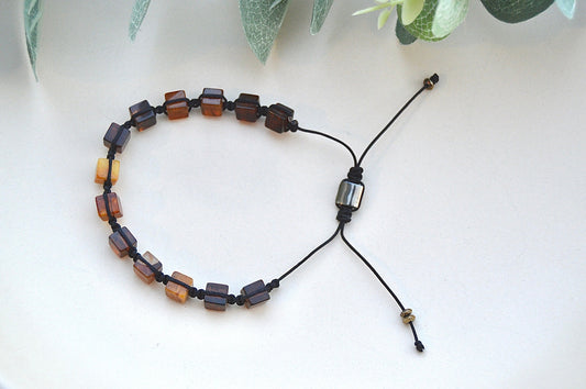 Ravarmbånd med kubeformede perler – balanse, beskyttelse og naturlig styrke