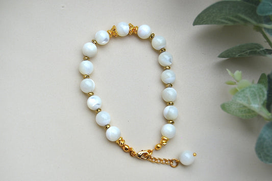 Perlemor armbånd med gullbelagte detaljer – femininitet, ro og harmoni