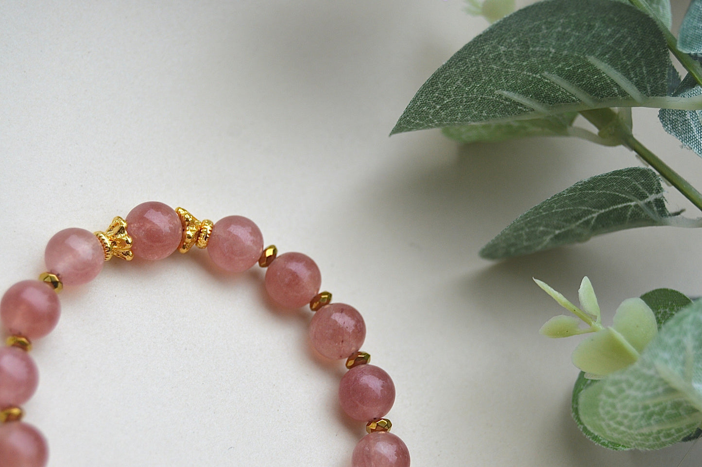 Jordbærkvarts armbånd med gullbelagte detaljer – kjærlighet, harmoni og feminin kraft