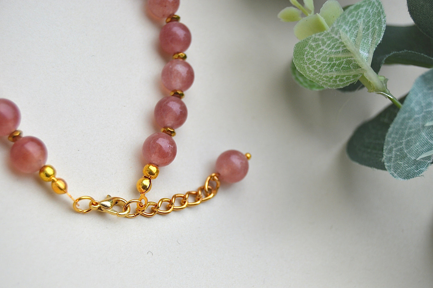 Jordbærkvarts armbånd med gullbelagte detaljer – kjærlighet, harmoni og feminin kraft