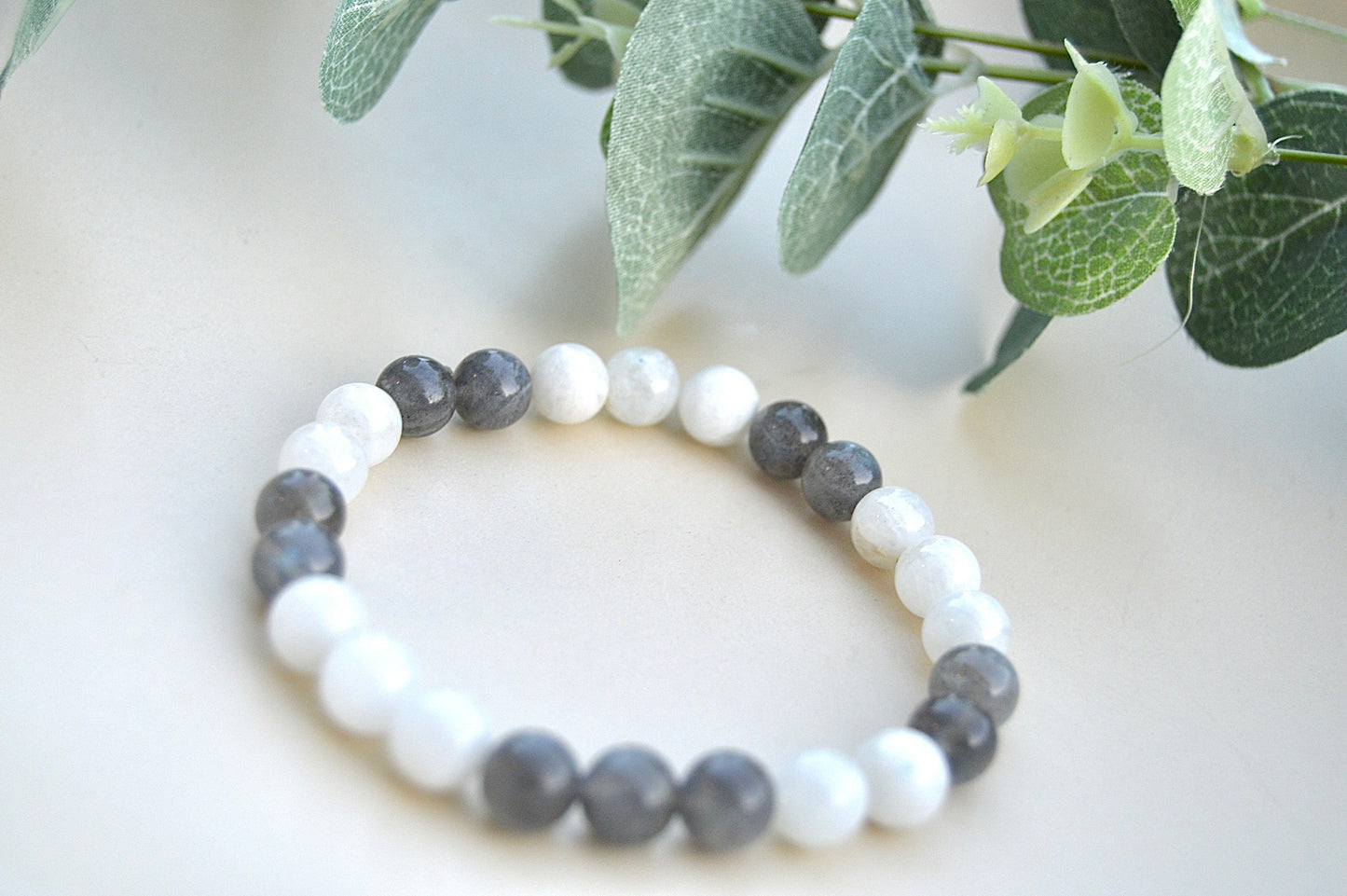 Månestein og labradoritt armbånd – indre veiledning, beskyttelse og emosjonell balanse