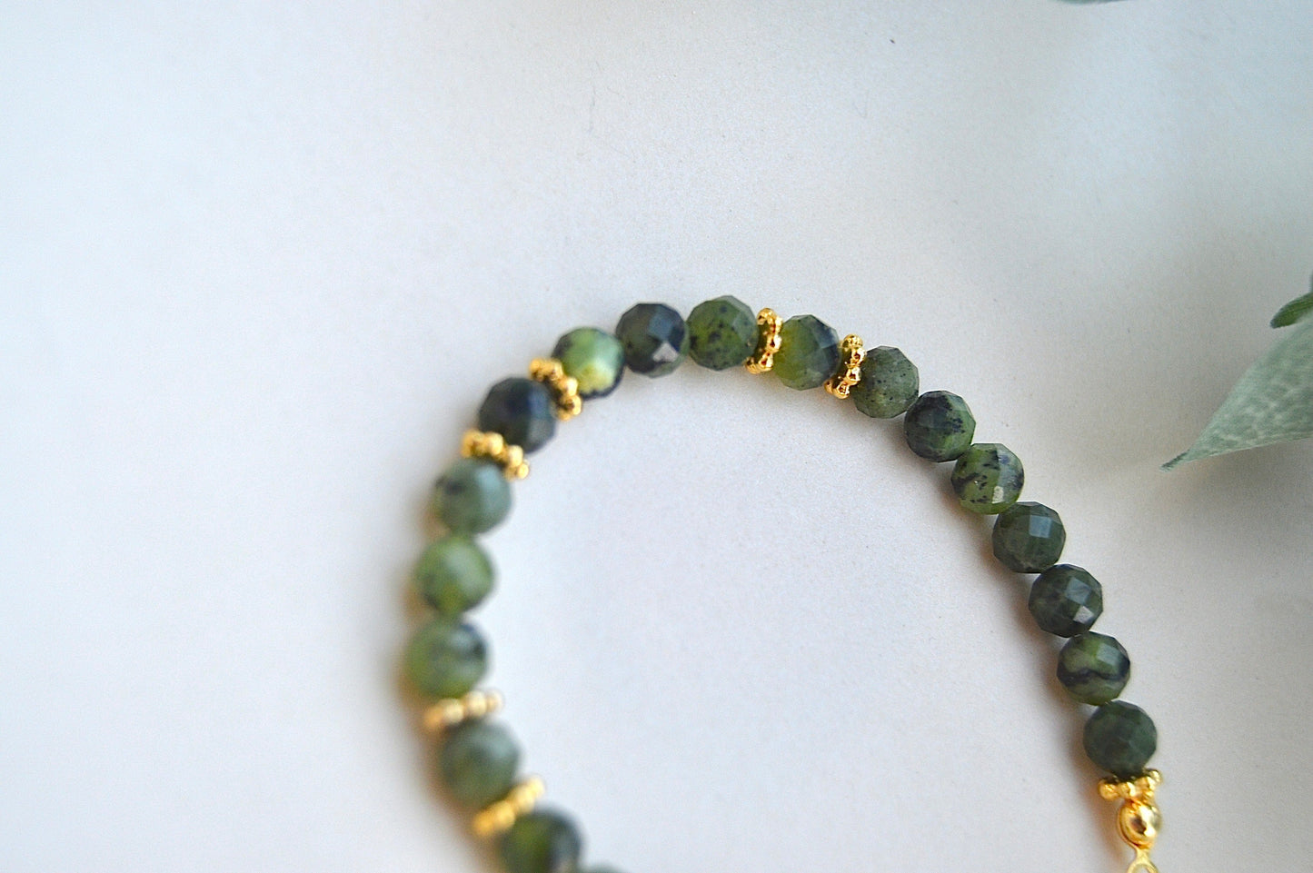 Jade armbånd med gullbelagte detaljer – ro, balanse og positiv energi