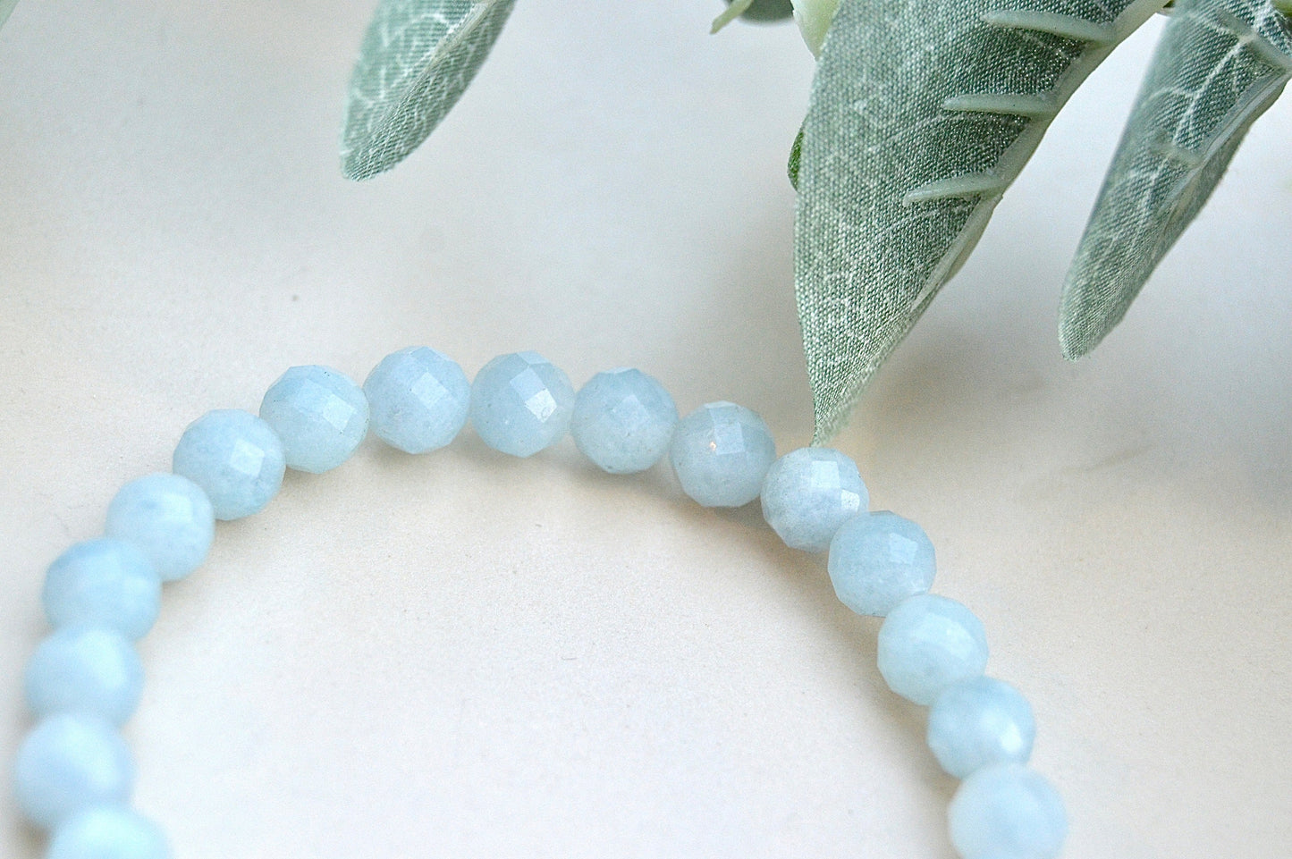 Akvamarin armbånd med fasettslipte steiner – ro, klarhet og kommunikasjon