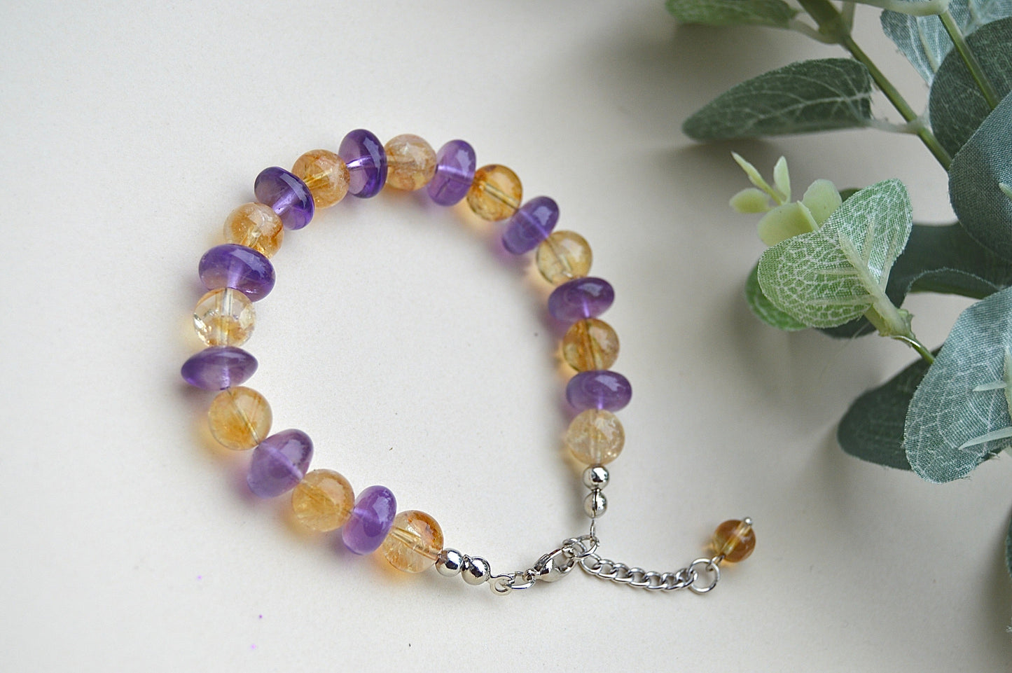 Ametyst og sitrin armbånd – ro, glede og styrke i balanse