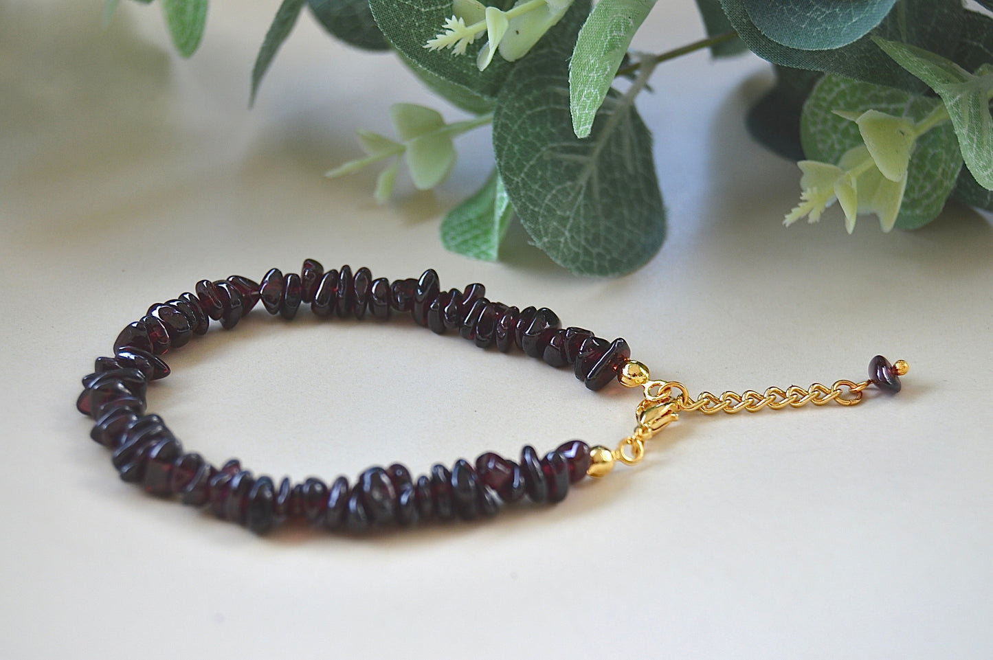 Granat chips armbånd – indre styrke og lidenskap