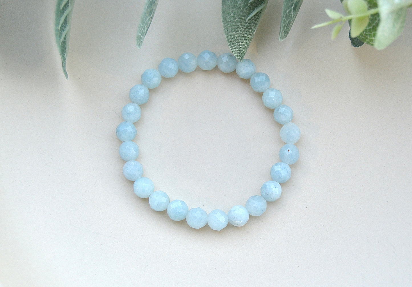 Akvamarin armbånd med fasettslipte steiner – ro, klarhet og kommunikasjon