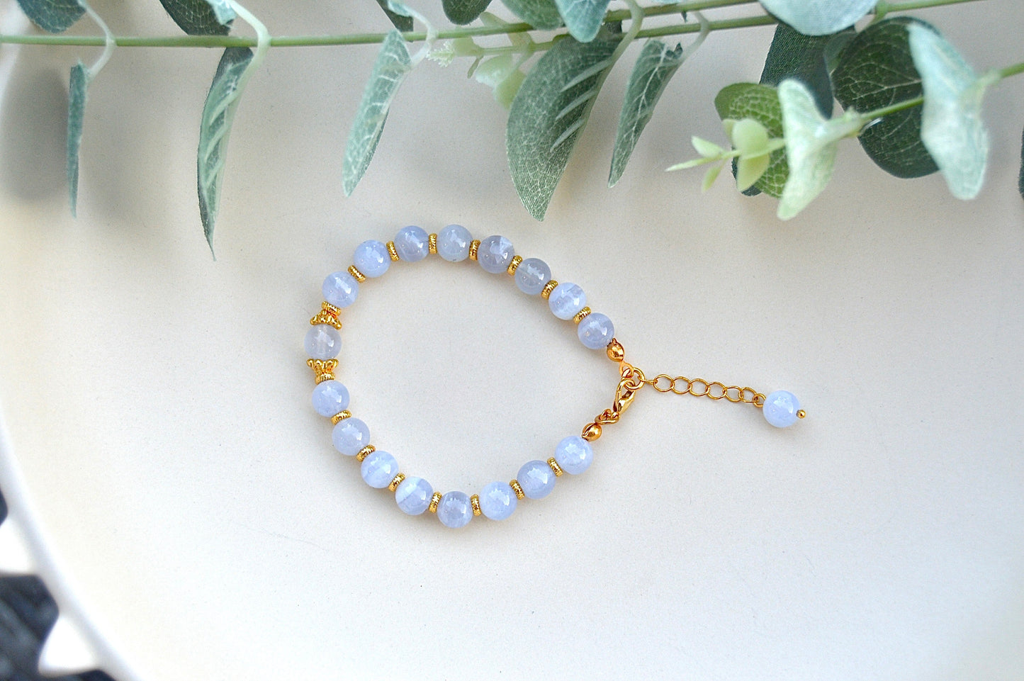 Kalsedon armbånd – indre fred, ro og klar kommunikasjon