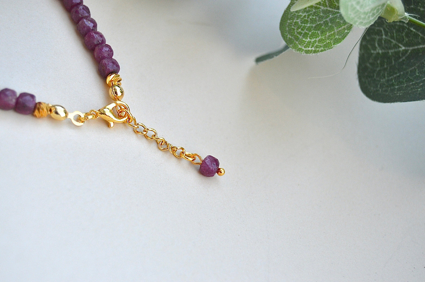 Rubin armbånd med gullbelagte detaljer – kjærlighet, styrke og lidenskap