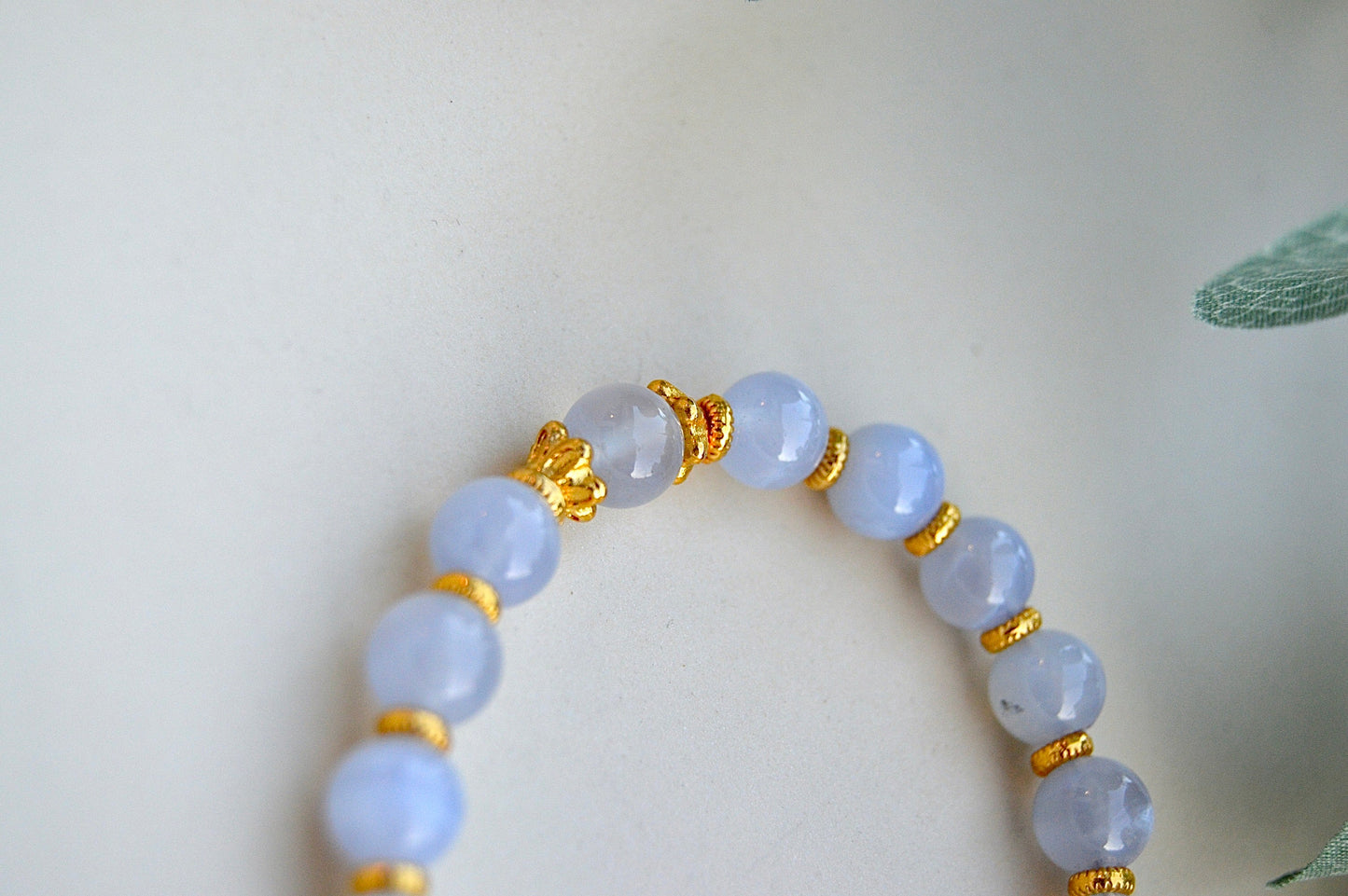 Kalsedon armbånd – indre fred, ro og klar kommunikasjon