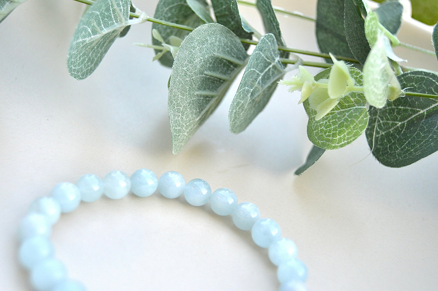 Akvamarin armbånd – beroligende energi, klar kommunikasjon og indre styrke