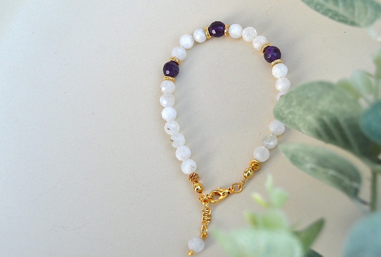 Månestein og ametyst armbånd med gullbelagte detaljer – beroligende, balanserende og elegant