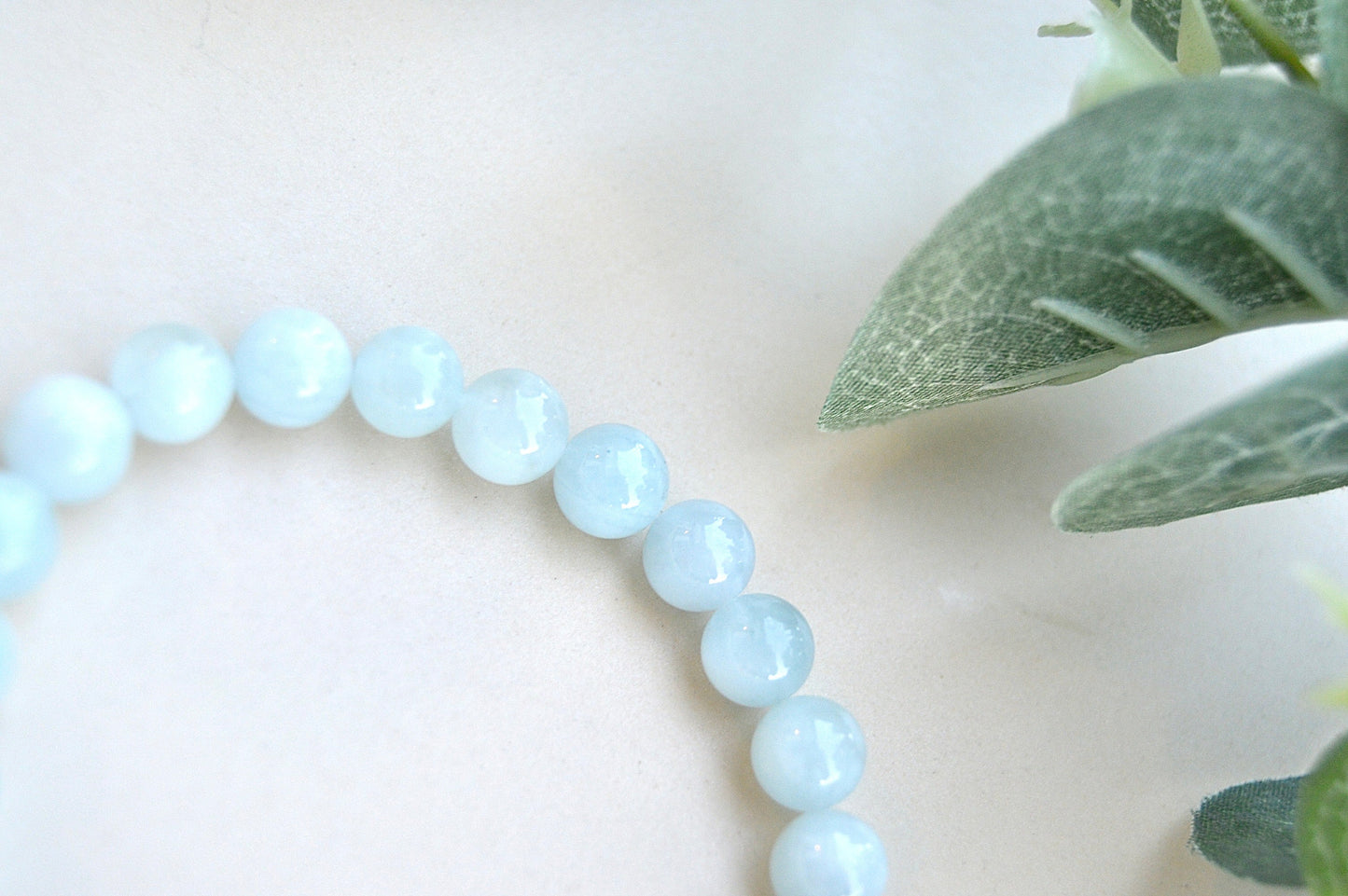 Akvamarin armbånd – beroligende energi, klar kommunikasjon og indre styrke