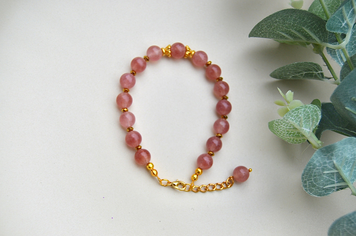 Jordbærkvarts armbånd med gullbelagte detaljer – kjærlighet, harmoni og feminin kraft