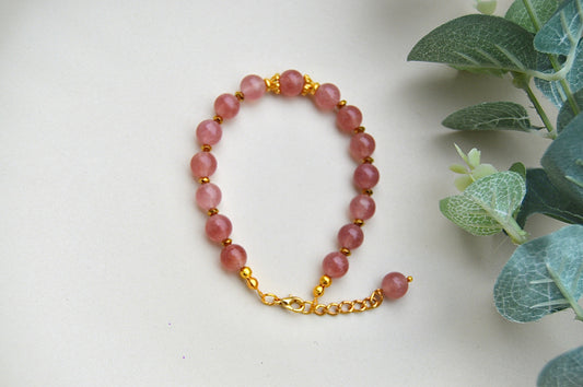 Jordbærkvarts armbånd med gullbelagte detaljer – kjærlighet, harmoni og feminin kraft