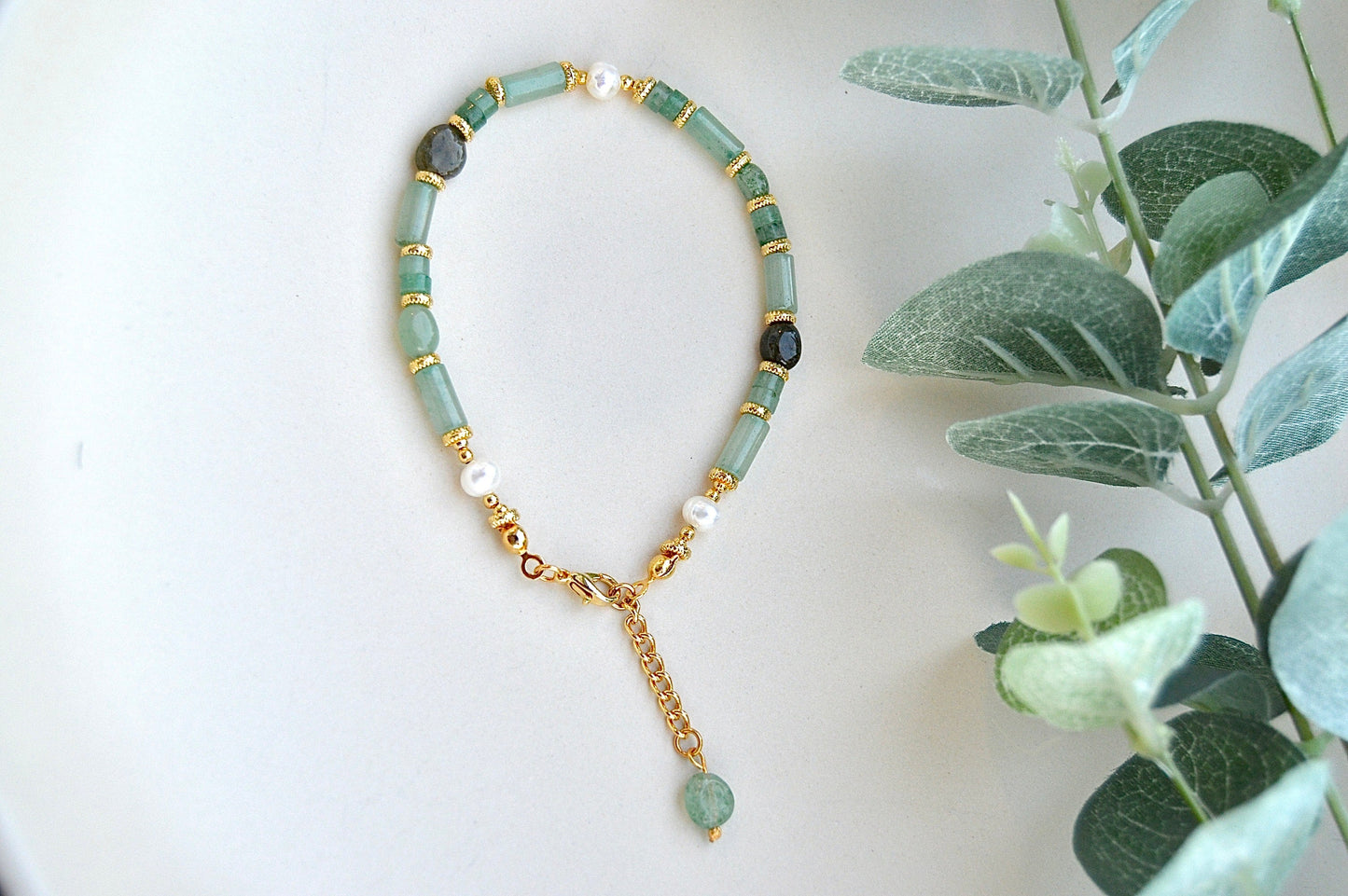 Aventurin, grønn rutilkvarts og perle armbånd – mot, klarhet og feminin ro