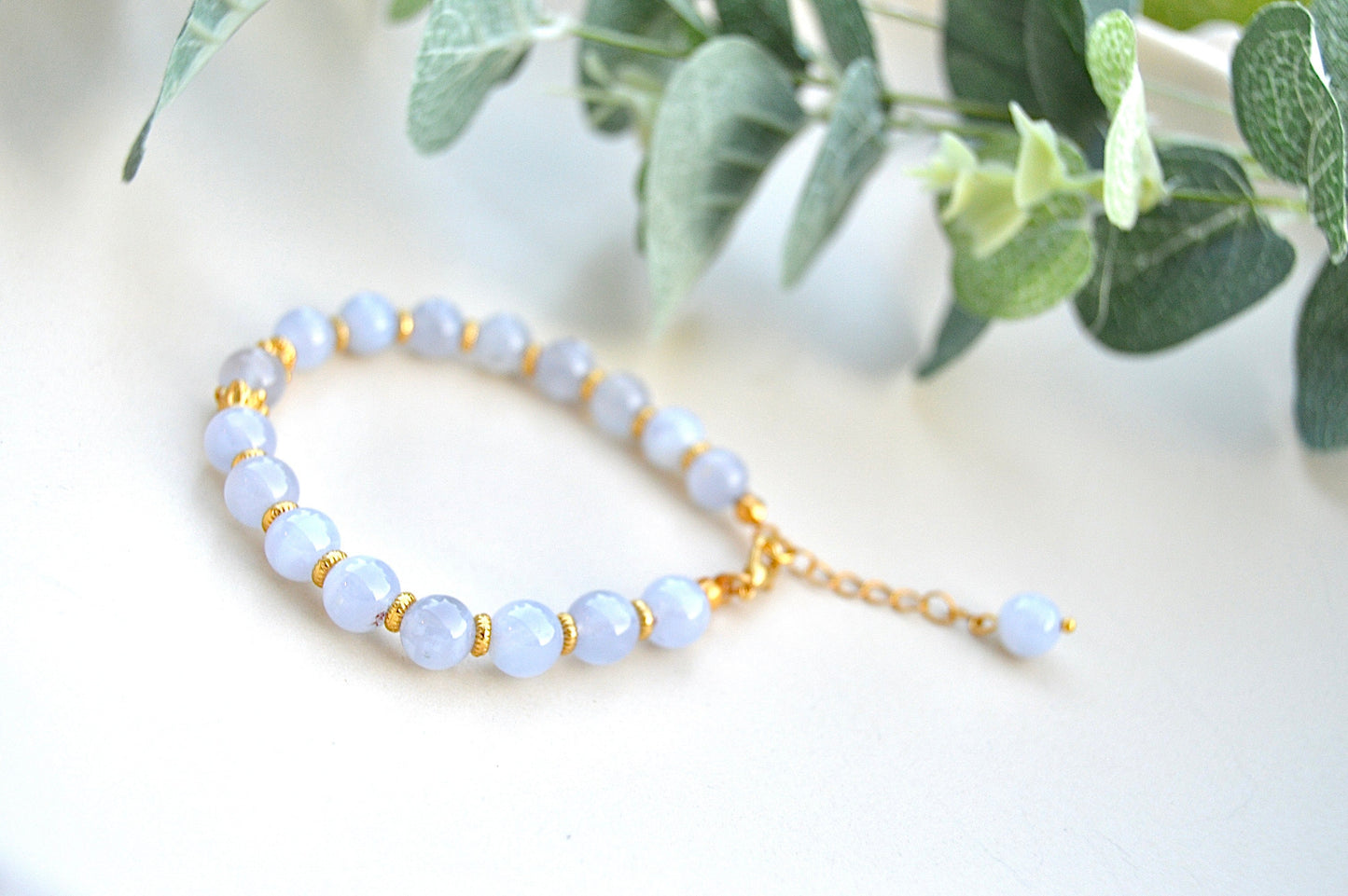 Kalsedon armbånd – indre fred, ro og klar kommunikasjon