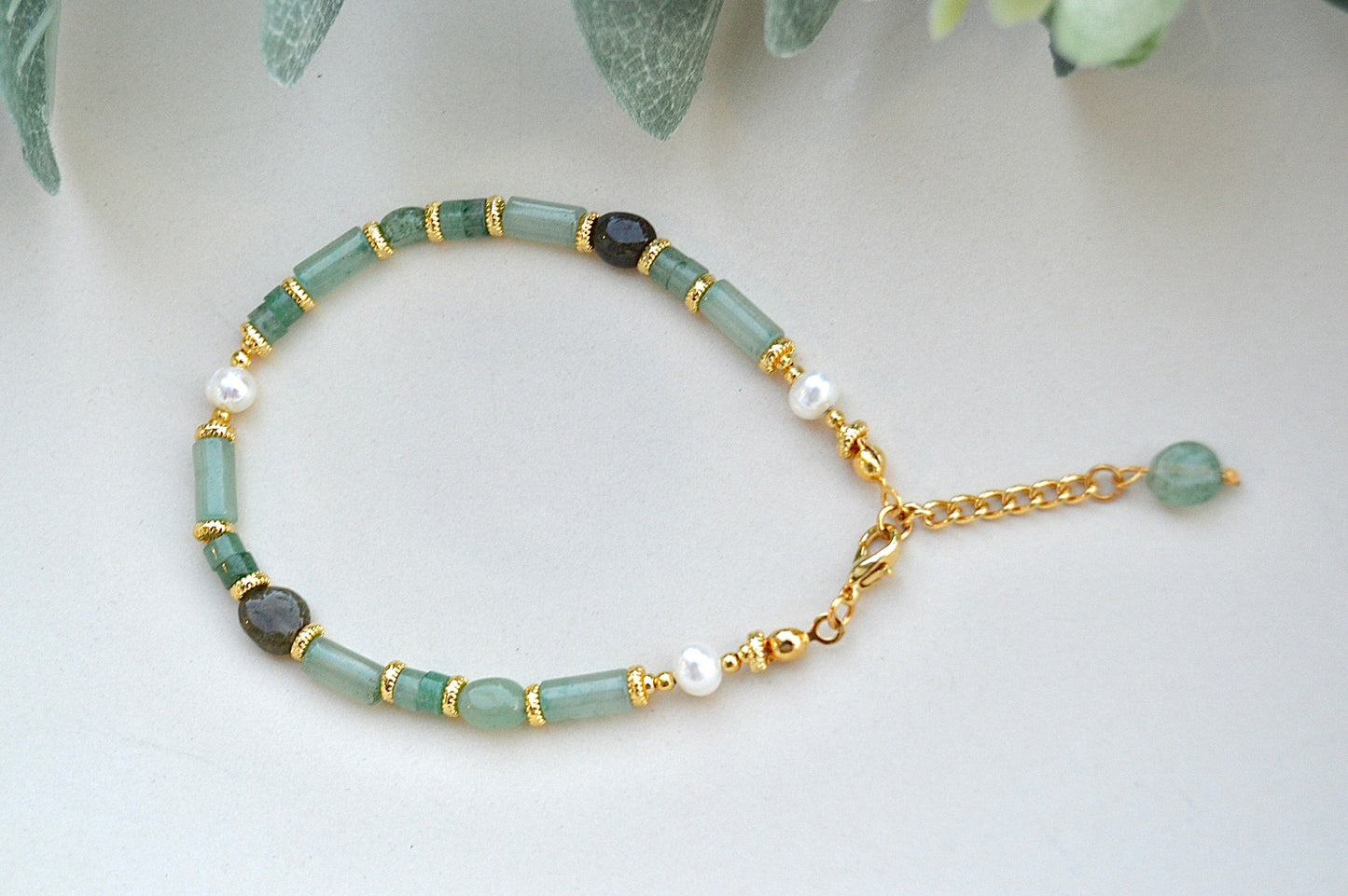 Aventurin, grønn rutilkvarts og perle armbånd – mot, klarhet og feminin ro