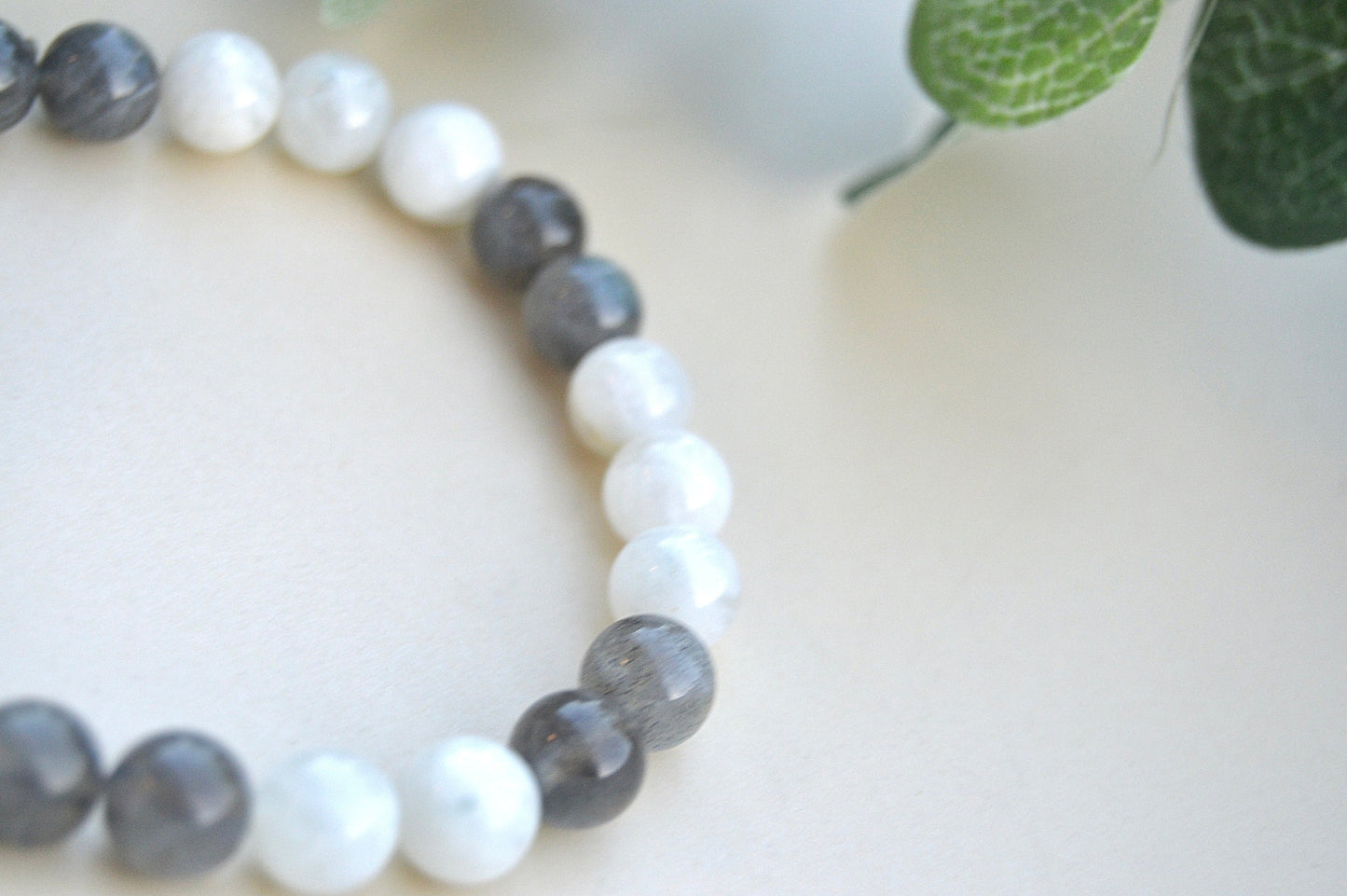 Månestein og labradoritt armbånd – indre veiledning, beskyttelse og emosjonell balanse