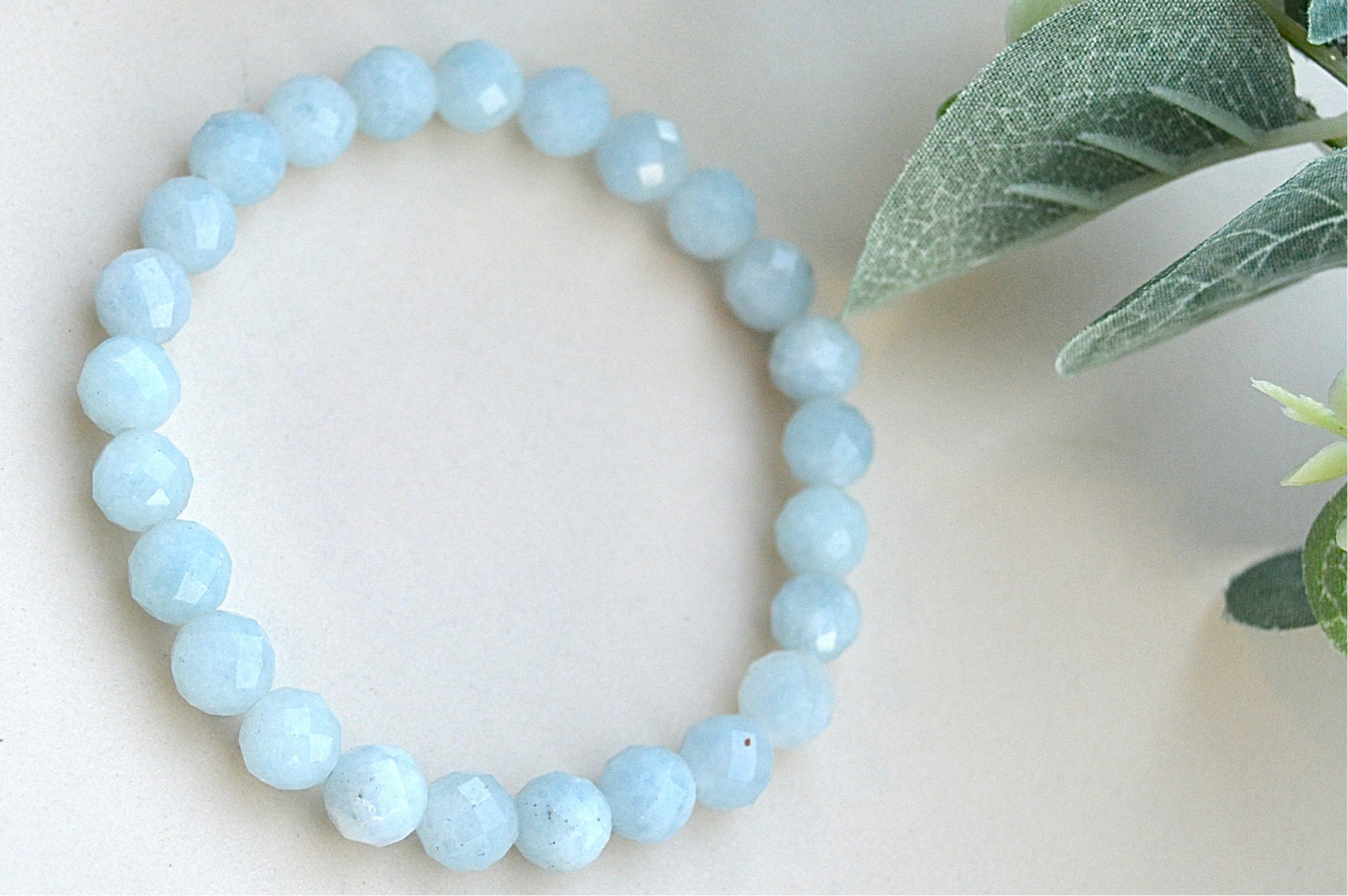 Akvamarin armbånd med fasettslipte steiner – ro, klarhet og kommunikasjon