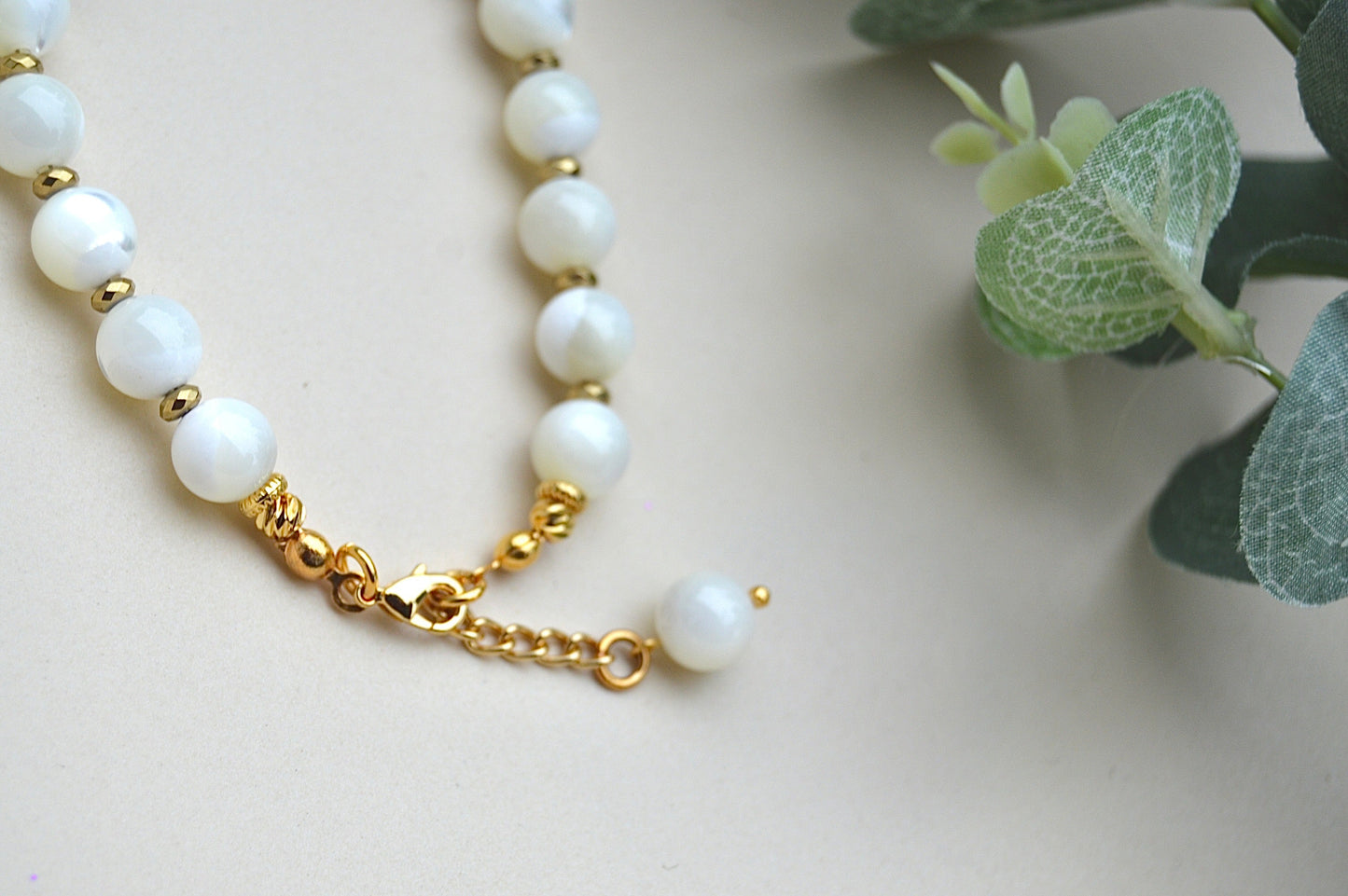 Perlemor armbånd med gullbelagte detaljer – femininitet, ro og harmoni