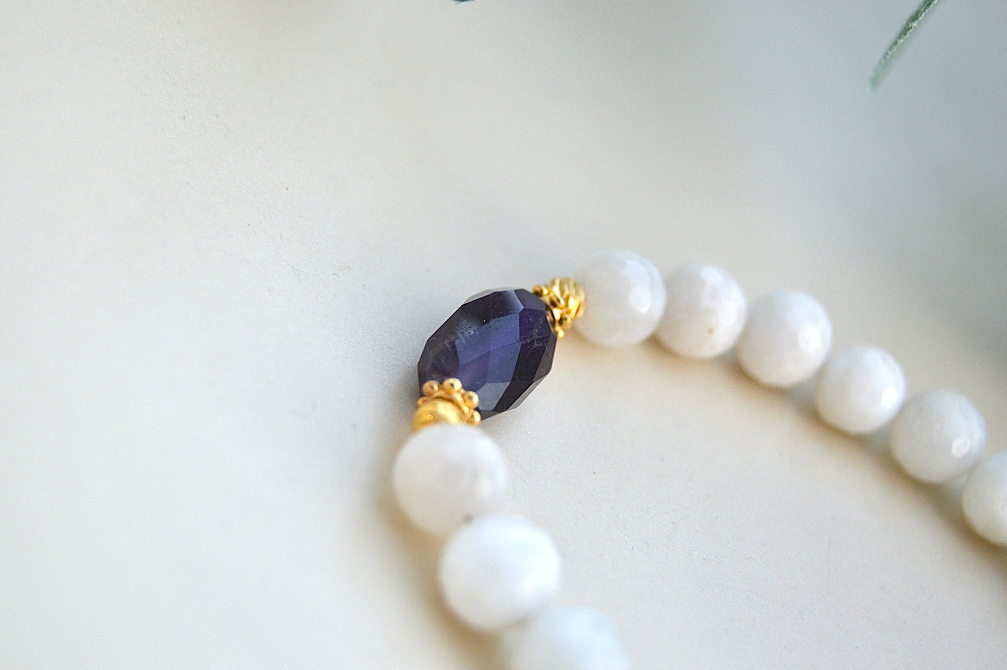 Månestein og ametyst armbånd – ro, intuisjon og spirituell balanse