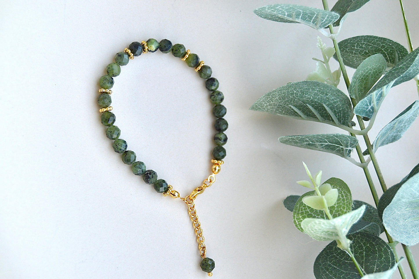 Jade armbånd med gullbelagte detaljer – ro, balanse og positiv energi