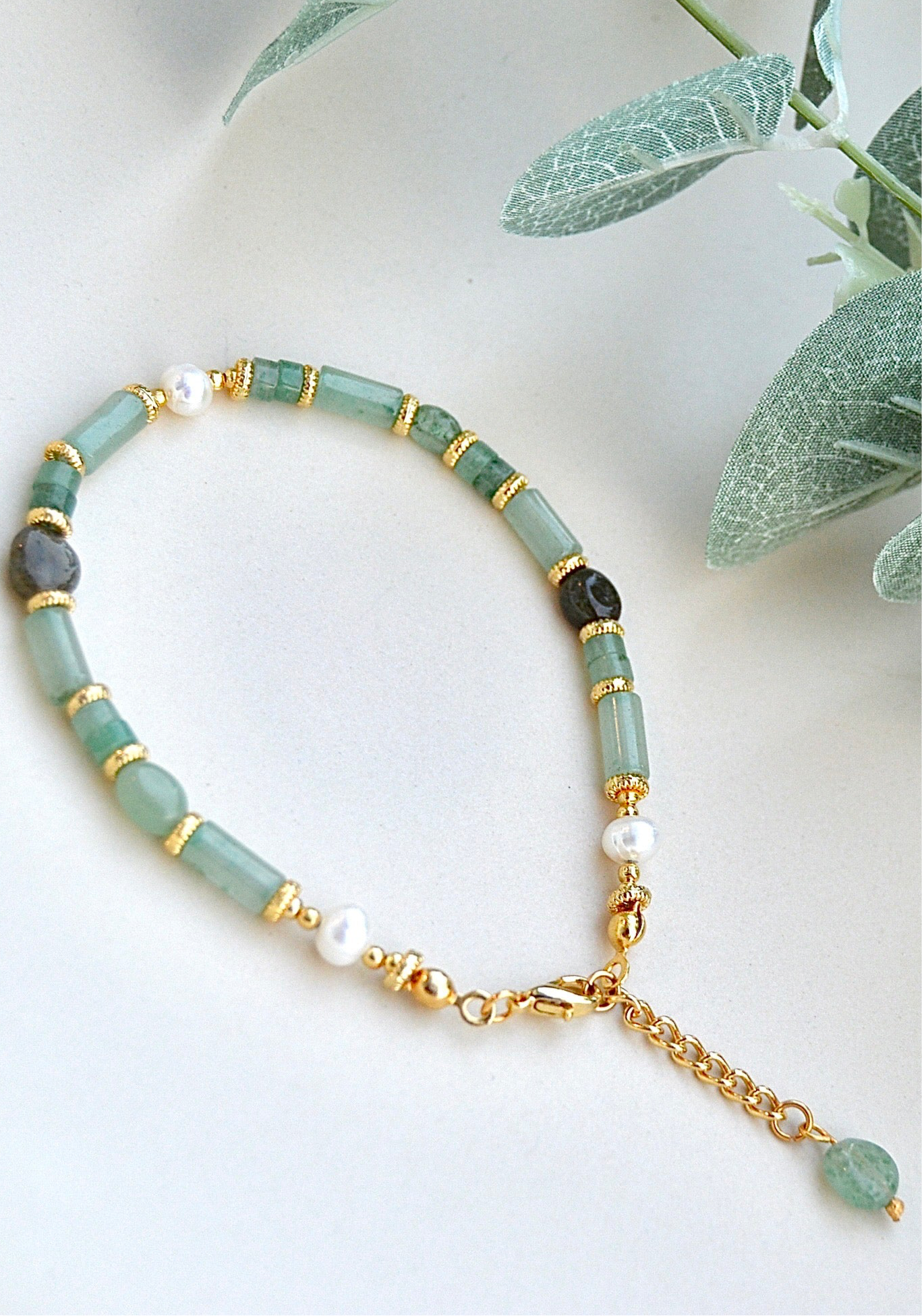 Aventurin, grønn rutilkvarts og perle armbånd – mot, klarhet og feminin ro