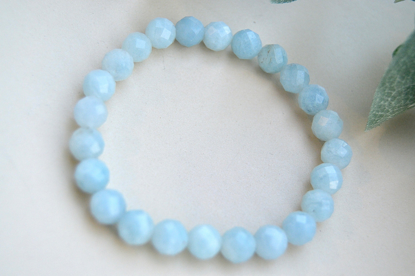 Akvamarin armbånd med fasettslipte steiner – ro, klarhet og kommunikasjon